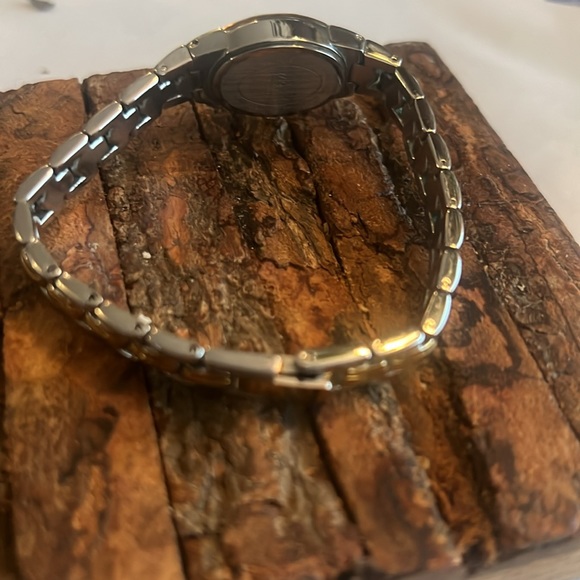 Armitron Now Link Silver/Gold Tone Oval Dainty Feminine Watch Stainless Steel - Picture 5 of 12